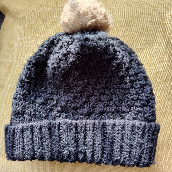 Ladies Eddie Bauer Black Pom Pom Winter Hat - Built-in Headband For Warmth - Picture 2 of 4